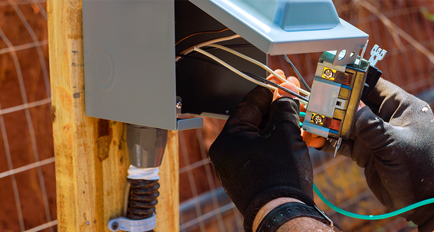 Installation de panneaux et prises électriques.